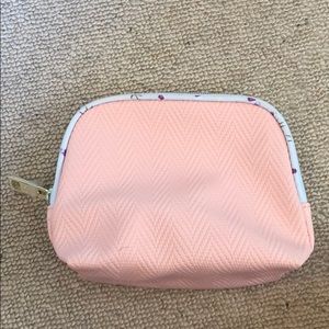 Small Estée Lauder makeup bag